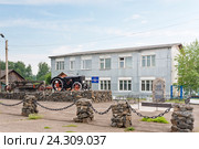 Россия, Красноярский  край, Канский район, пос. Нижний Ингаш. Мемориал памяти директору ГУПП "Красноярскавтодор" Старовойтову П.А., руководившему организацией с 1976 по 1997 годы. На пъедистале техника дорожного участка тех лет. Трактор ХТЗ. Грейдер. (2016 год). Редакционное фото, фотограф Александр Циликин / Фотобанк Лори