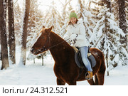 Красивая девушка на лошади в зимнем лесу. Стоковое фото, фотограф Рустам Шигапов / Фотобанк Лори