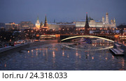 Вид на Московский Кремль с Патриаршего моста. Вечерняя Москва (2016 год). Редакционное видео, видеограф Яна Королёва / Фотобанк Лори