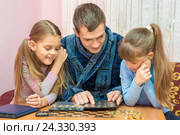 Папа показывает детям свою коллекцию монеток. Стоковое фото, фотограф Иванов Алексей / Фотобанк Лори