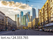 Москва. Вечерний вид на Большую Дорогомиловскую улицу и комплекс небоскребов «Москва-Сити» (2016 год). Редакционное фото, фотограф Владимир Сергеев / Фотобанк Лори