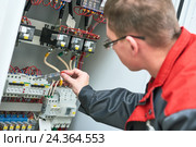 electrician examining current voltage with screwdriver tester. Стоковое фото, фотограф Дмитрий Калиновский / Фотобанк Лори