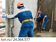 Construction worker. Builders concreter joiners at work. Стоковое фото, фотограф Дмитрий Калиновский / Фотобанк Лори