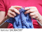 Knitting. female hands with needle and thread. Стоковое фото, фотограф Дмитрий Калиновский / Фотобанк Лори