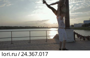 Девушка и мужчины танцуют стриптиз на закате. Стоковое видео, видеограф Юлия Машкова / Фотобанк Лори