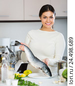 Woman cleaning fresh rainbow trout. Стоковое фото, фотограф Яков Филимонов / Фотобанк Лори