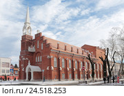 Лютеранская (немецкая) кирха (в настоящее время в здании размещается Северо-Осетинская государственная филармония). Владикавказ, Республика Северная Осетия — Алания (2016 год). Редакционное фото, фотограф Ирина Водяник / Фотобанк Лори