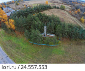 Вид с воздуха на обелиск в селе Трестна (2014 год). Редакционное фото, фотограф Илья Якунин / Фотобанк Лори
