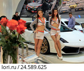 Essen Motor Show 2013, девушки-стендистки возле автомобиля. Редакционное фото, фотограф Геннадий Теплицкий / Фотобанк Лори