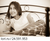 Portrait of girl putting dreams in notepad. Стоковое фото, фотограф Яков Филимонов / Фотобанк Лори