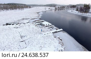 Полет над заснеженным берегом реки и деревянным пирсом у открытой воды. Карелия. Стоковое видео, видеограф Кекяляйнен Андрей / Фотобанк Лори