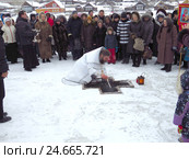 Освящение воды на местном водохранилище в праздник Крещения (2015 год). Редакционное фото, фотограф Владислав Сабанин / Фотобанк Лори
