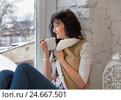 Beautiful young woman in Christmas decorations in interior. Стоковое фото, фотограф ElenArt / Фотобанк Лори