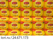 Коробки с черным чаем Lipton Yellow Label (2016 год). Редакционное фото, фотограф Александр Тарасенков / Фотобанк Лори