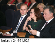 Конгресс индустрии детских товаров.  Директор Департамента Минпромторга РФ Дмитрий Колобов и заместитель Министра промышленности и торговли РФ Гульназ Кадырова. (2016 год). Редакционное фото, фотограф Александр С. Курбатов / Фотобанк Лори