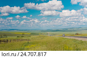 Россия, республика Бурятия. Степной пейзаж с трассой М-53 под Усть-Ордынском (2016 год). Редакционное фото, фотограф Александр Циликин / Фотобанк Лори