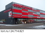 Здание магазина Motonet в Roihupelto. Торговая сеть магазинов, специализирующаяся на товарах для автомобилистов. Хельсинки, Финляндия (2016 год). Редакционное фото, фотограф Кекяляйнен Андрей / Фотобанк Лори