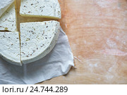 Домашний натуральный сыр, экологически чистый фермерский продукт. Стоковое фото, фотограф Юлия Зайцева / Фотобанк Лори
