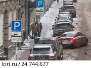 Автомобиль паркуется на платное парковочное место на центральной улице города Москвы, Россия (2016 год). Редакционное фото, фотограф Николай Винокуров / Фотобанк Лори