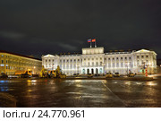 Строительная техника перед Законодательным Собранием Санкт-Петербурга ночью (2016 год). Редакционное фото, фотограф Максим Мицун / Фотобанк Лори