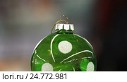 Christmas concept. Christmas ball sold at the Christmas Fair. Background in blur. Стоковое видео, видеограф Vladimir Botkin / Фотобанк Лори