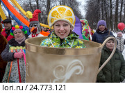 Участники солнечного карнавального шествия, посвященного Всероссийскому фестивалю "Ярославская Масленица - главная Масленица страны", на бульваре города Ярославля на Советской площади, Россия (2016 год). Редакционное фото, фотограф Николай Винокуров / Фотобанк Лори