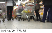 Concept shopping mall. Shopping trolley and baskets as shopping symbol. Стоковое видео, видеограф Vladimir Botkin / Фотобанк Лори