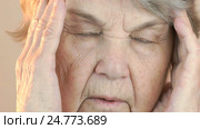 Elderly woman aged 80s suffers from headaches. Стоковое видео, видеограф worker / Фотобанк Лори