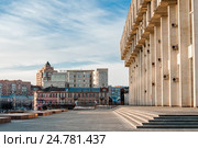 Город Тула. Вид на гостиницу "СК Рояль"от здания администрации Тульской области (2016 год). Редакционное фото, фотограф Игорь Низов / Фотобанк Лори