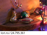 Посылочный ящик с новогодними игрушками. Стоковое фото, фотограф Марина Володько / Фотобанк Лори