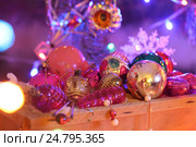Посылочный ящик с новогодними игрушками. Стоковое фото, фотограф Марина Володько / Фотобанк Лори