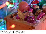 Посылочный ящик с новогодними игрушками. Стоковое фото, фотограф Марина Володько / Фотобанк Лори