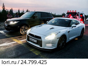 Nissan GT-R and Range Rover (2016 год). Редакционное фото, фотограф Art Konovalov / Фотобанк Лори