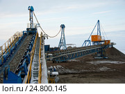 Конвейерная лента с рудой, отвалообразователь. Conveyor belt with an ore. Стоковое фото, фотограф Юлия Врублевская / Фотобанк Лори