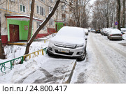 Машины, припаркованные на тротуаре во дворе жилого дома на улице Молостовых в Москве зимой (2016 год). Редакционное фото, фотограф lana1501 / Фотобанк Лори