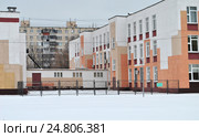 Трёхэтажное здание серии 65-426/I. Школа № 922. Улица Молостовых, 6а. Район Ивановское. Москва (2016 год). Стоковое фото, фотограф lana1501 / Фотобанк Лори