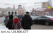 Москва, люди ожидаю сигнал светофора для перехода дороги на улице Солженицина, Таганская площадь (2017 год). Редакционное видео, видеограф Дмитрий Неумоин / Фотобанк Лори