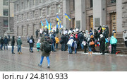 Толпа демонстрантов на митинге по поводу хаотичной застройки города возле Киевской городской администрации (Украина) (2016 год). Редакционное видео, видеограф FMRU / Фотобанк Лори