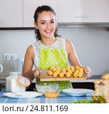 housewife cooking breadcrumbed croquettes. Стоковое фото, фотограф Яков Филимонов / Фотобанк Лори