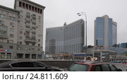 Автомобили выезжают с Новинского бульвара на Новый Арбат, город Москва. Проводка, слева на право (2017 год). Редакционное видео, видеограф Дмитрий Неумоин / Фотобанк Лори