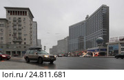Автомобили выезжают с Новинского бульвара на Новый Арбат, город Москва (2017 год). Редакционное видео, видеограф Дмитрий Неумоин / Фотобанк Лори