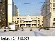 РХЦ "Старая деревня" (фондохранилище Эрмитажа). Главный воход. Санкт-Петербург (2017 год). Редакционное фото, фотограф Анна Зеленская / Фотобанк Лори