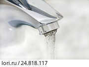Вода, бегущая из крана. Стоковое фото, фотограф Левончук Юрий / Фотобанк Лори