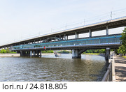 Лужнецкий метромост и станция Сокольнической линии Московского метрополитена "Воробьёвы горы" (2012 год). Стоковое фото, фотограф Алёшина Оксана / Фотобанк Лори
