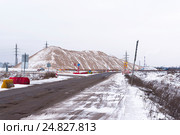 Груды песка и щебня на строительстве развязки автомобильной дороги (2017 год). Стоковое фото, фотограф Александр Щепин / Фотобанк Лори