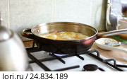 Eggs and sausage in a frying pan. Стоковое видео, видеограф Сергей Кальсин / Фотобанк Лори