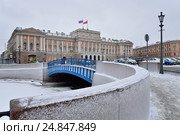 Синий мост через реку Мойку и здание Законодательного собрания Санкт-Петербурга зимой (2017 год). Редакционное фото, фотограф Максим Мицун / Фотобанк Лори