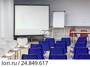 Экран для видеопроектора в комнате совещаний. Стоковое фото, фотограф Кекяляйнен Андрей / Фотобанк Лори