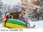 Winter vacation: riding on snow tubings. Стоковое фото, фотограф Pavel Biryukov / Фотобанк Лори