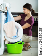 woman with musty towels. Стоковое фото, фотограф Яков Филимонов / Фотобанк Лори